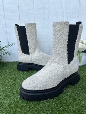 Stuart Weitznann Bedford Faux Shearling
Platform Chelsea Boots in white size 8.5